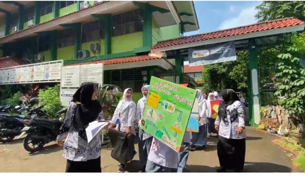 Tim Adiwiyata dan Peserta Didik SMA Negeri 10 Jakarta Kampanyekan Konservasi Air dan Energi Jakarta, Jum’at, 25 April 2025